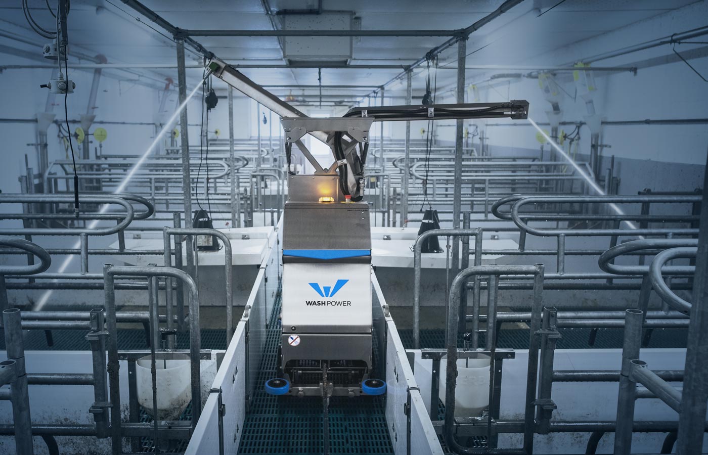 Washing robot cleaning a pig barn